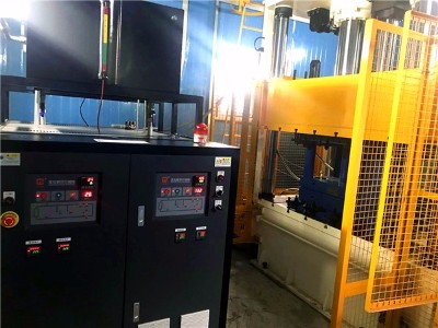 冷熱油切換模溫機的優(yōu)點？「歐能機械」從碳纖維模壓成型說起