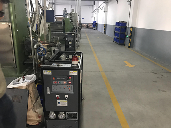 成型塑料模溫機助力擠出壓板制造，創新塑料片材生產技術